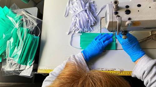 Costureras solidarias trabajando