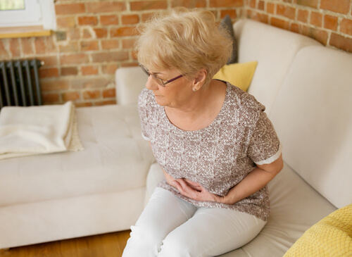 Mujer mayor con dolor estomacal