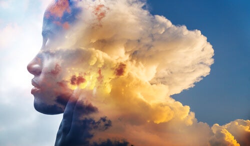 Mujer con pensamientos en forma de nubes
