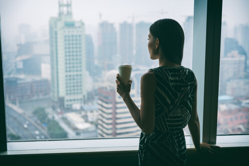 Mujer pensando en el placer de Tomar un café con amigos