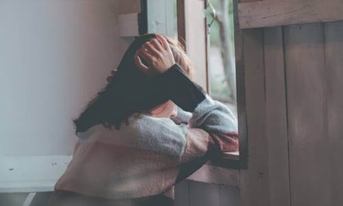 Mujer triste y agobiada