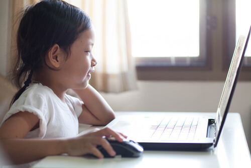Niña con un ordenador