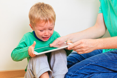 Niño llorando con la tablet