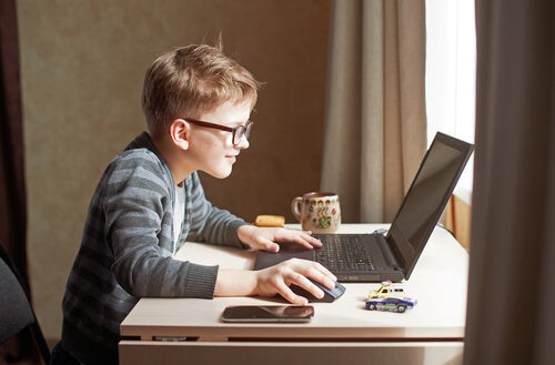 Niño con el ordenador