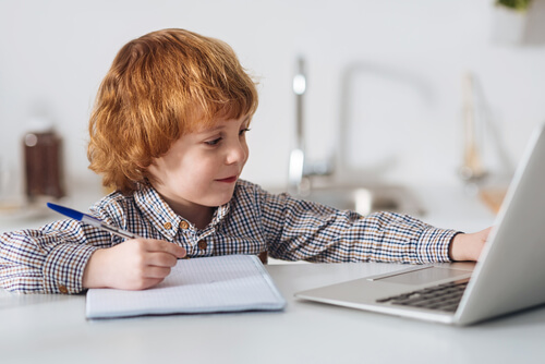 Niño teniendo clases online