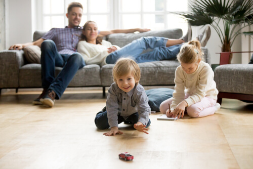 Niños jugando en el salón