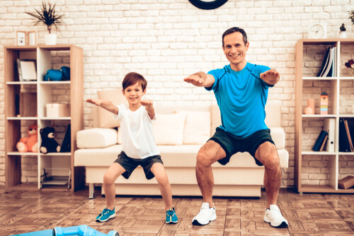 Padre e hijo haciendo deporte