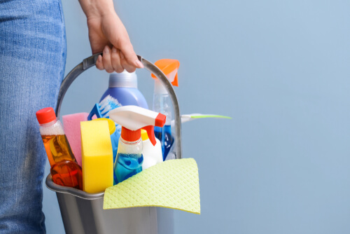 Persona con productos de limpieza