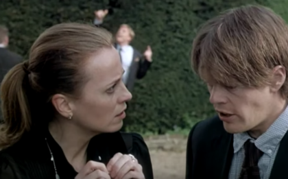 Un funeral de muerte: carcajadas en momentos oscuros