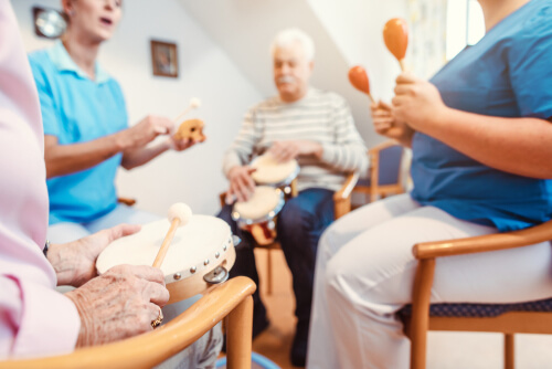 Personas haciendo musicoterapia