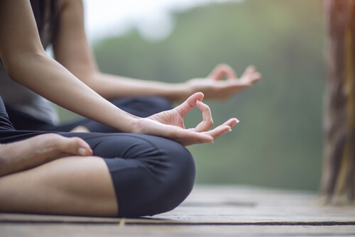 Personas meditando al aire libre