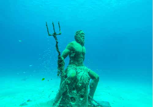 Poseidonin patsas meren pohjassa.