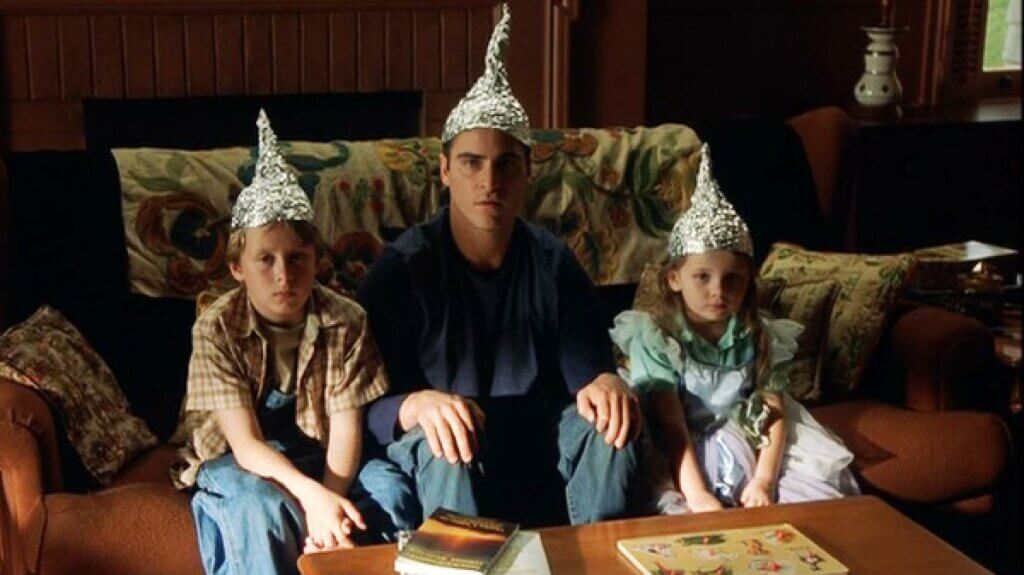 Signs - Kinder und Vater mit Aluminiumhüten