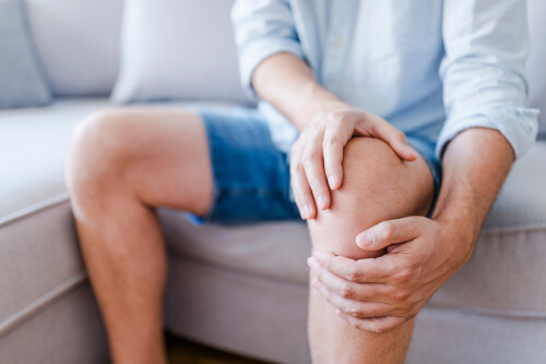 Hombre con un dolor de rodilla