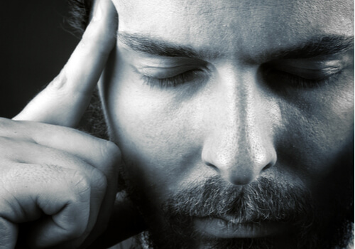 Hombre con los ojos cerrados aplicando la técnica de visualización