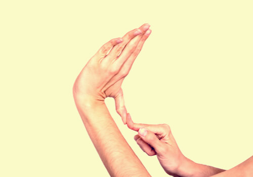 Manos con elasticidad por el síndrome Ehlers Danlos