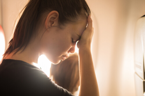 Femme anxieuse pensant "Ça pourrait être pire"