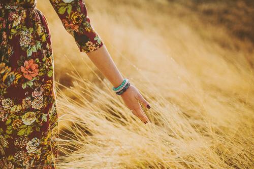 Mujer caminando por el campo aplicando la técnica savoring