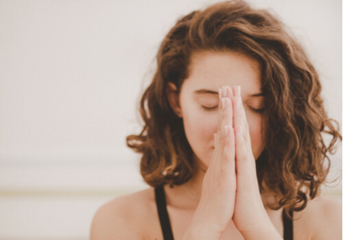 Femme pensant au mot namaste