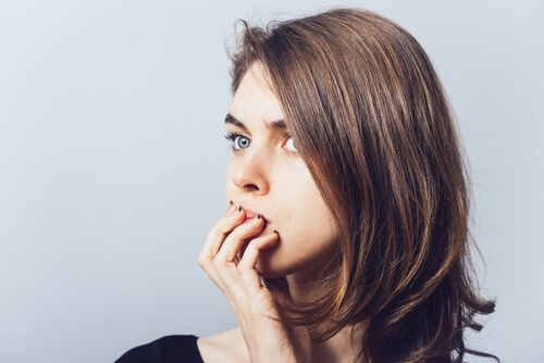 Mujer intentando recordar algo