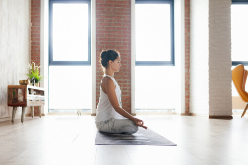 Mujer meditando en casa