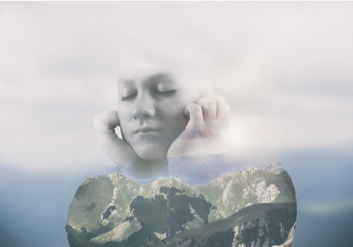 Mujer con los ojos cerrados tapándose los oídos pensando en tener serenidad