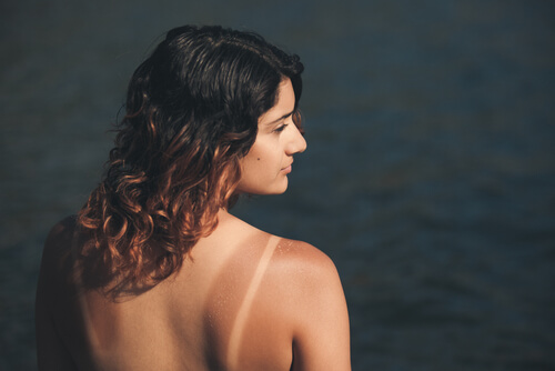 Mujer con la piel morena