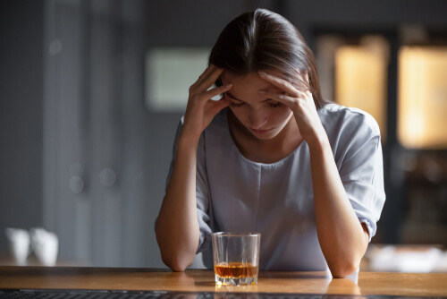 Mujer con adicción al alcohol