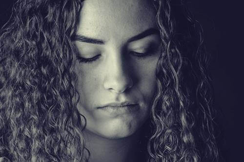 Fille représentant la relation entre les personnes narcissiques et les personnes complaisantes
