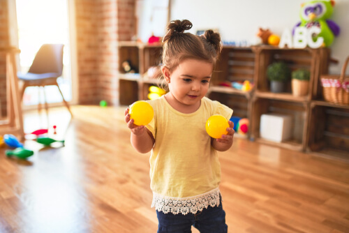 Niña con bolas sensoriales