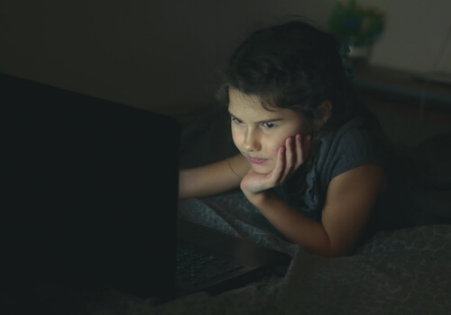 Niña viendo pornografía ordenador