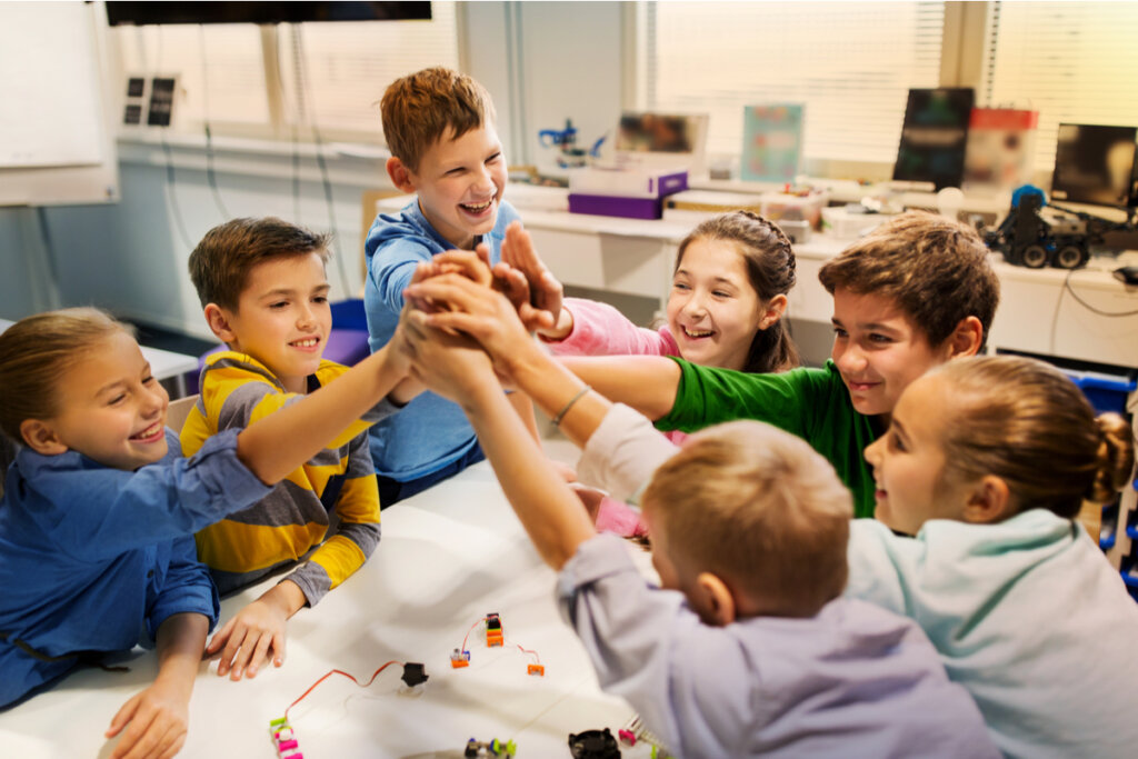 Niños trabajando en grupo