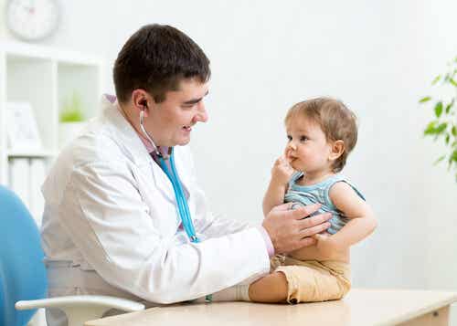 Pediatra con un niño