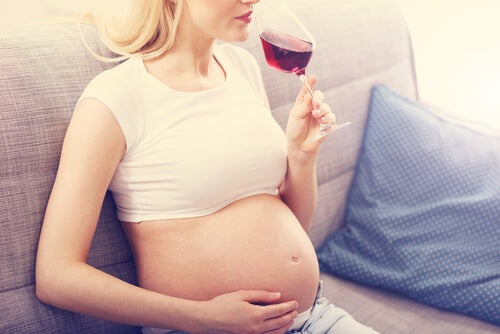 Embarazada bebiendo alcochol