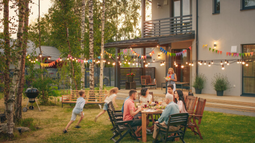 Familia en un jardín