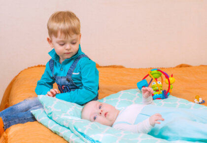 ¿Cómo actuar cuando un niño golpea a su hermano?