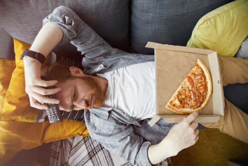 Hombre comiendo pizza aburrido