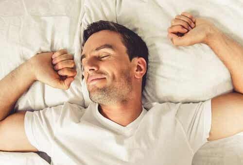 Hombre pensando que es posible tener orgasmos mientras duermes