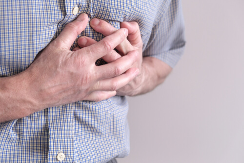 Hombre dándole un infarto de miocardio