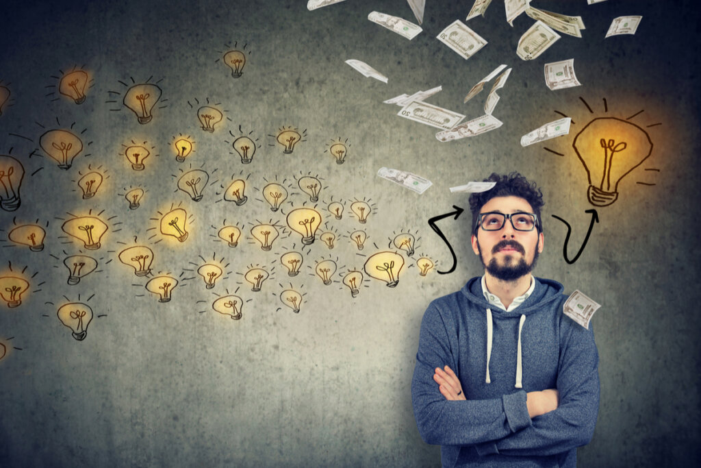 Hombre pensando en la economía