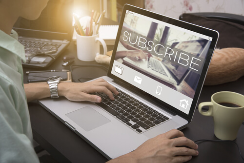 Hombre realizando una suscripción online como un ejemplo de engaño a los consumidores