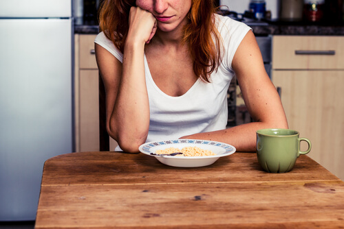 Mujer aburrida comiendo