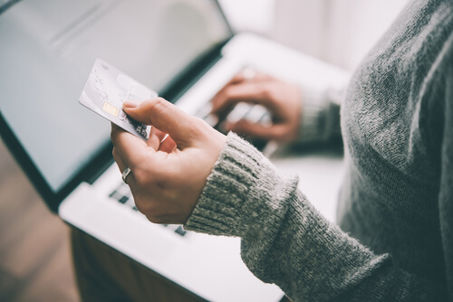 Mujer comprando con tarjeta