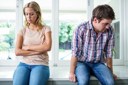 Mujer enfadada y hombre aburrido