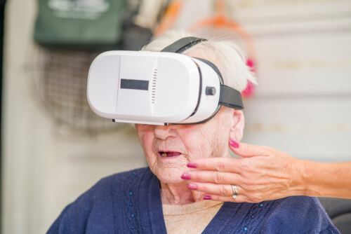 Mujer con gafas de realidad virtual
