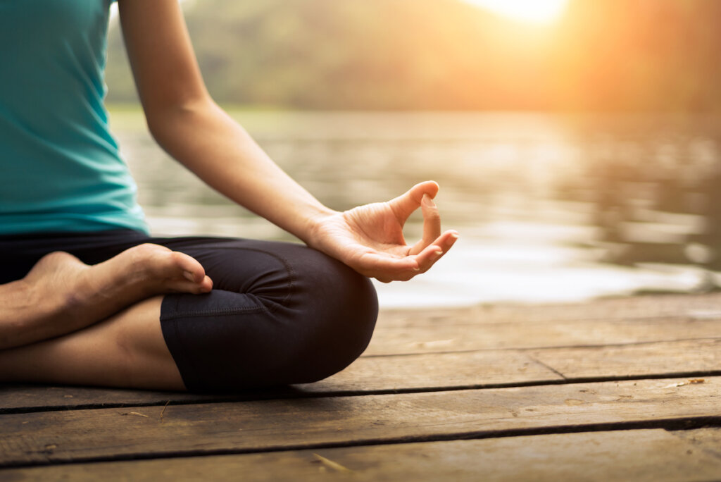 Mujer haciendo meditación