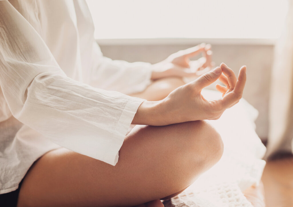 Mujer meditando
