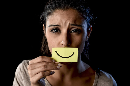 Mujer con una sonrisa de mentira