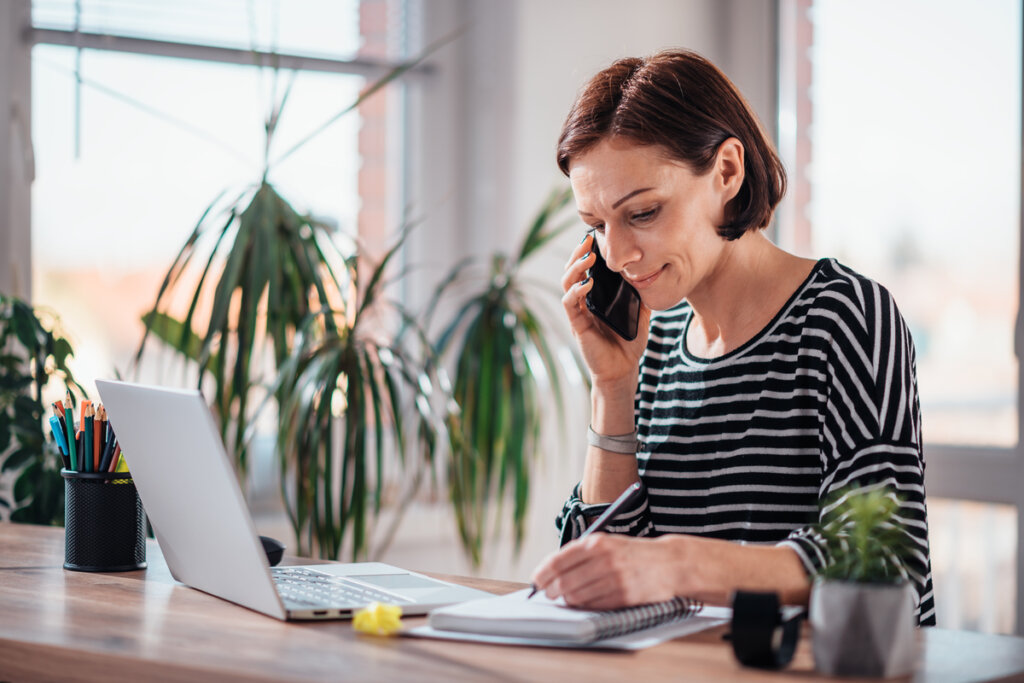 Mujer teletrabajando