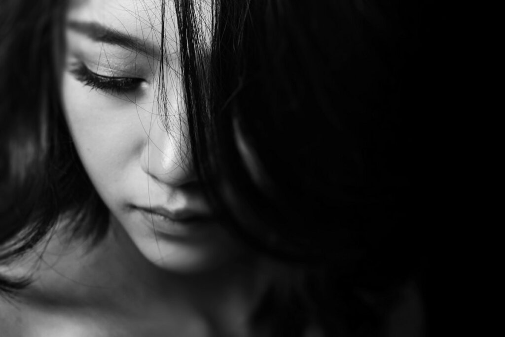 Mujer triste y cabizbaja